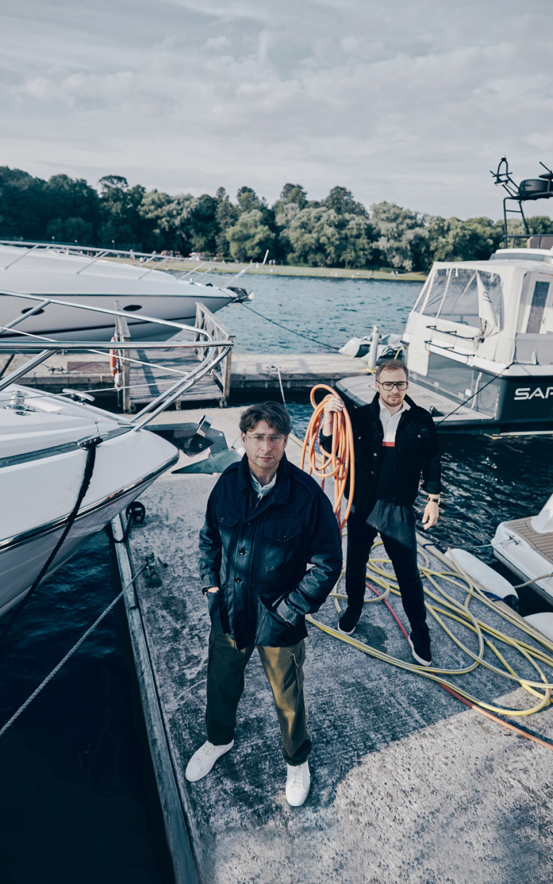 На Аркадии: куртка Ralph Lauren, сорочка Stone Island, брюки Dries Van Noten, оправа Tom Ford (все — ДЛТ); на Георгии: куртка и оправа Tom Ford, поло