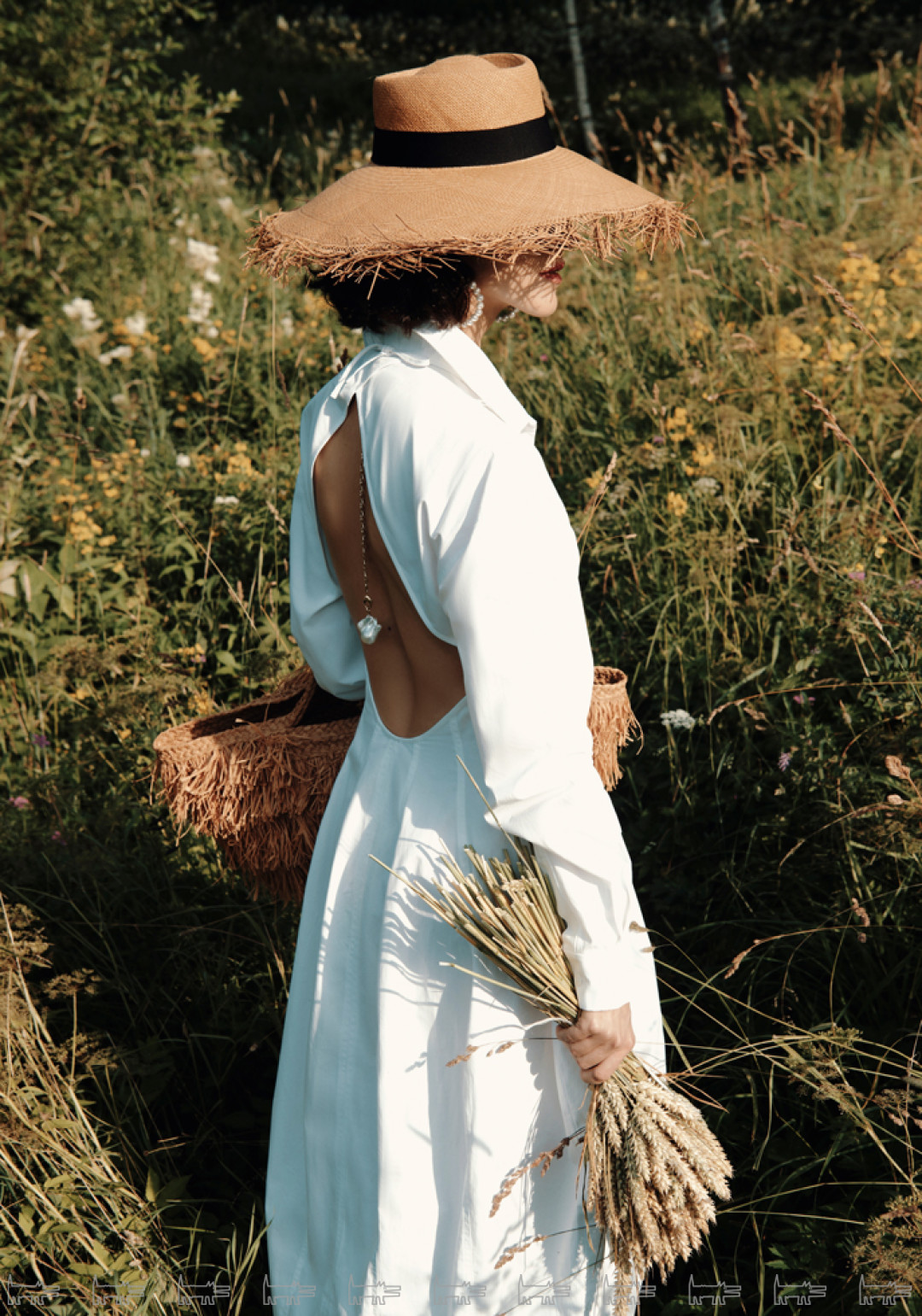 Матильда Шнурова. Платье Jacquemus, сумка SANS-ARCIDET, шлепанцы OFF-White (все — ДЛТ), шляпа Сocoshnik, украшения Moon Power Jewellery