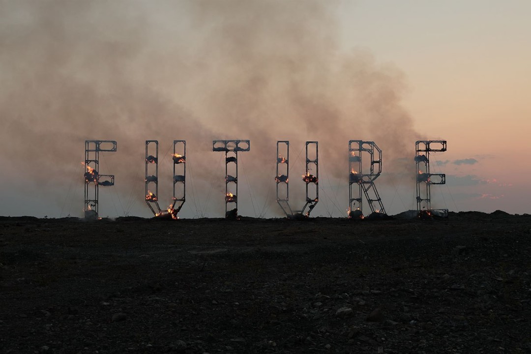 «Огонь должен жечь», - подписал художник в своем профиле инстаграм под видео