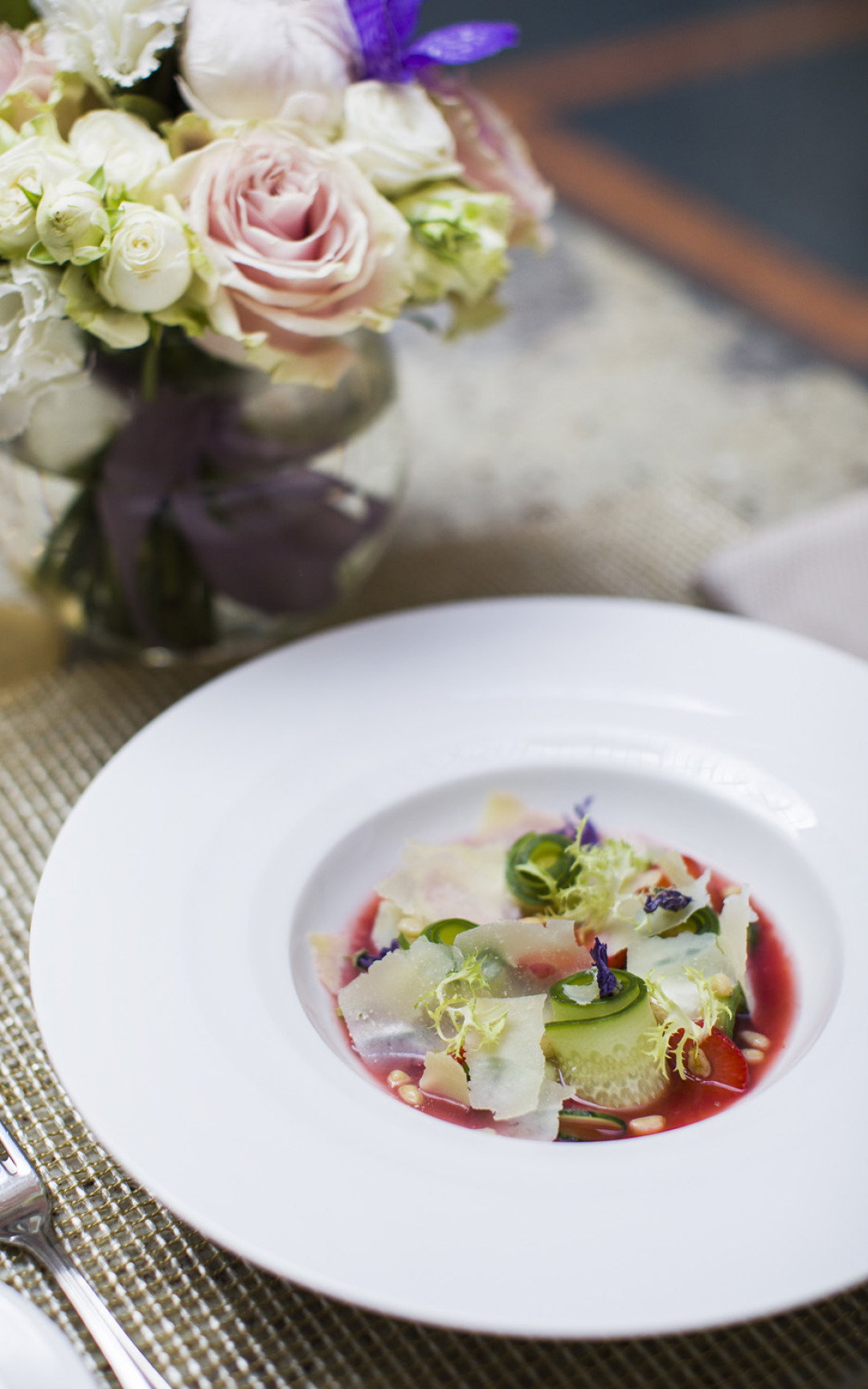 Клубничный гаспачо с маринованным огурцом, кедровыми орешками и пармезаном