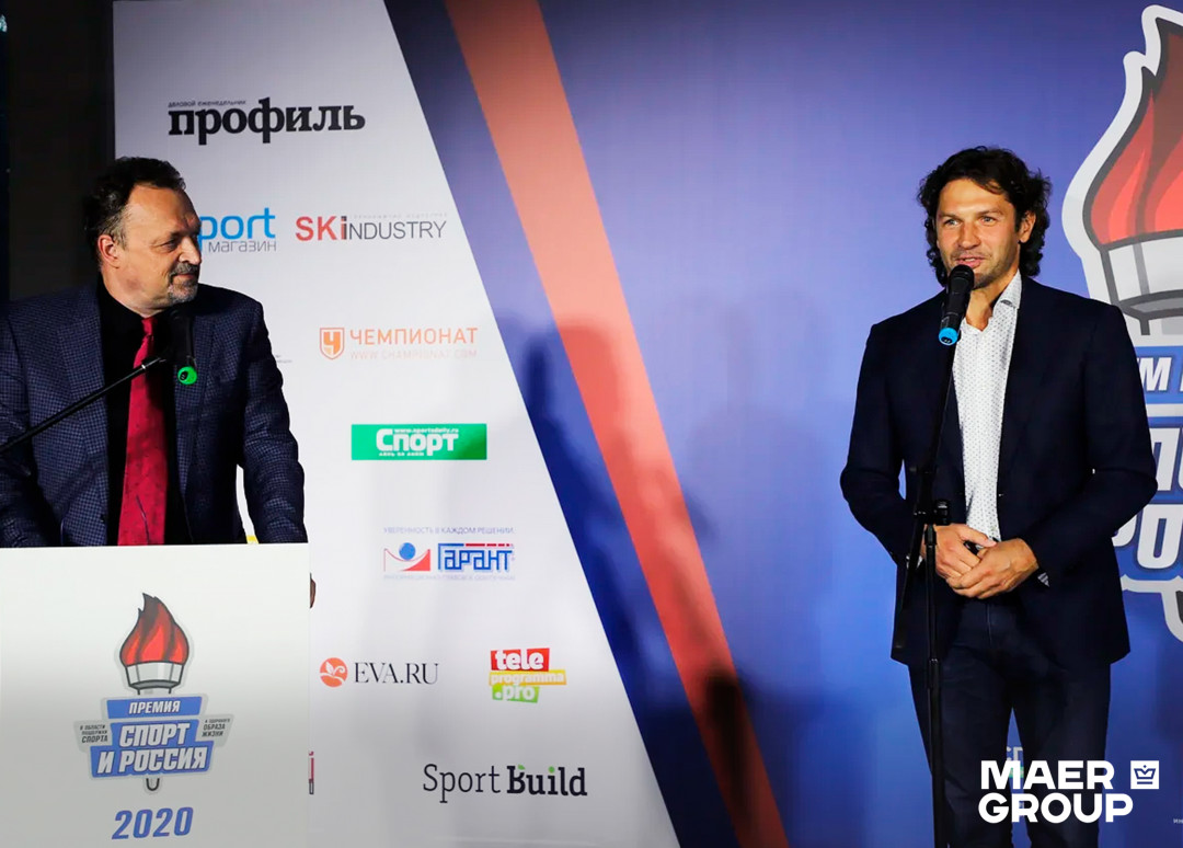Ведущий церемонии награждения, спортивный комментатор Виктор Гусев и гость премии, футболист Дмитрий Сенников