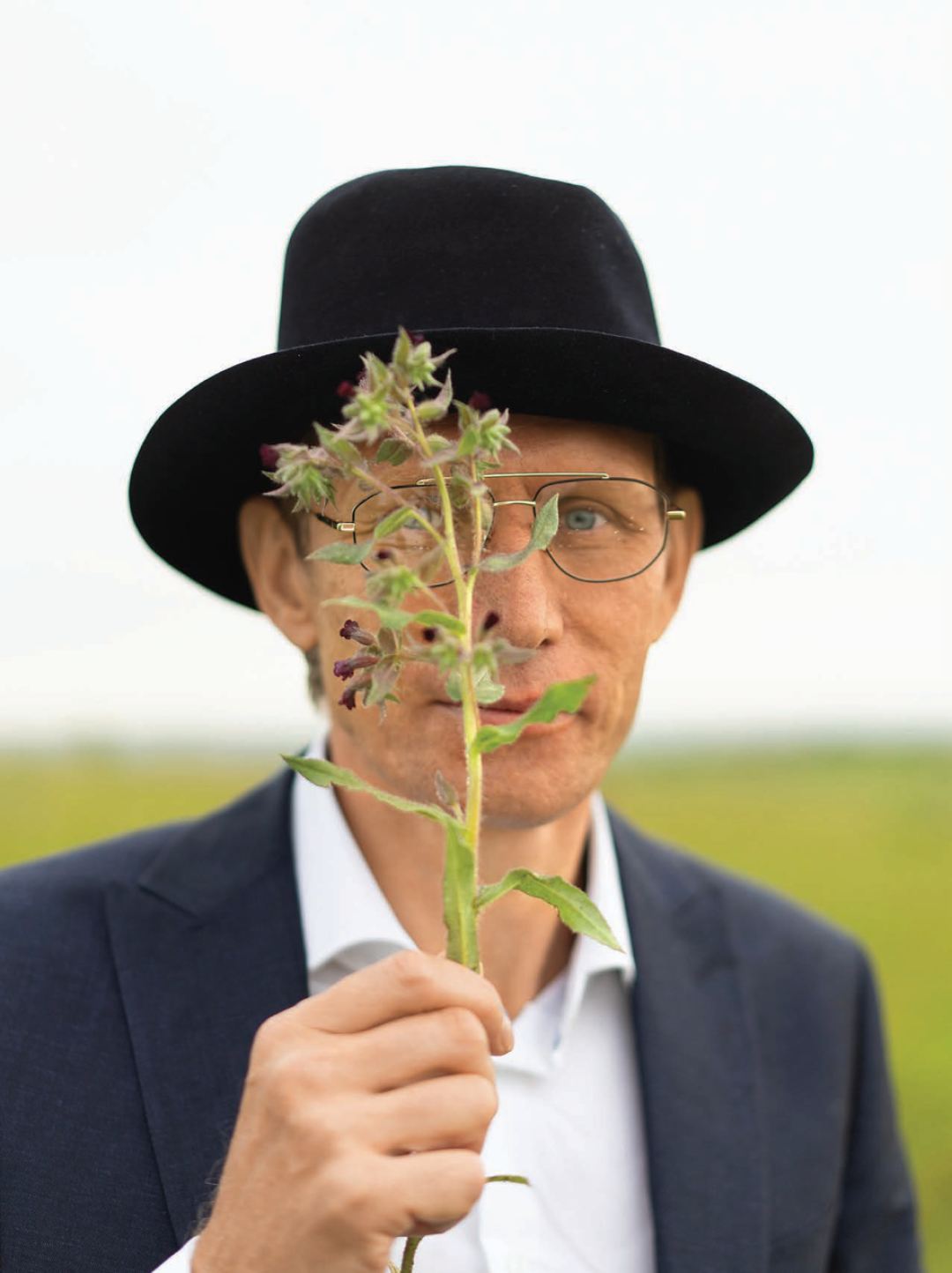 Одежда – собственность героя; очки Kreuzbergkinder (салон «Акуляр»).