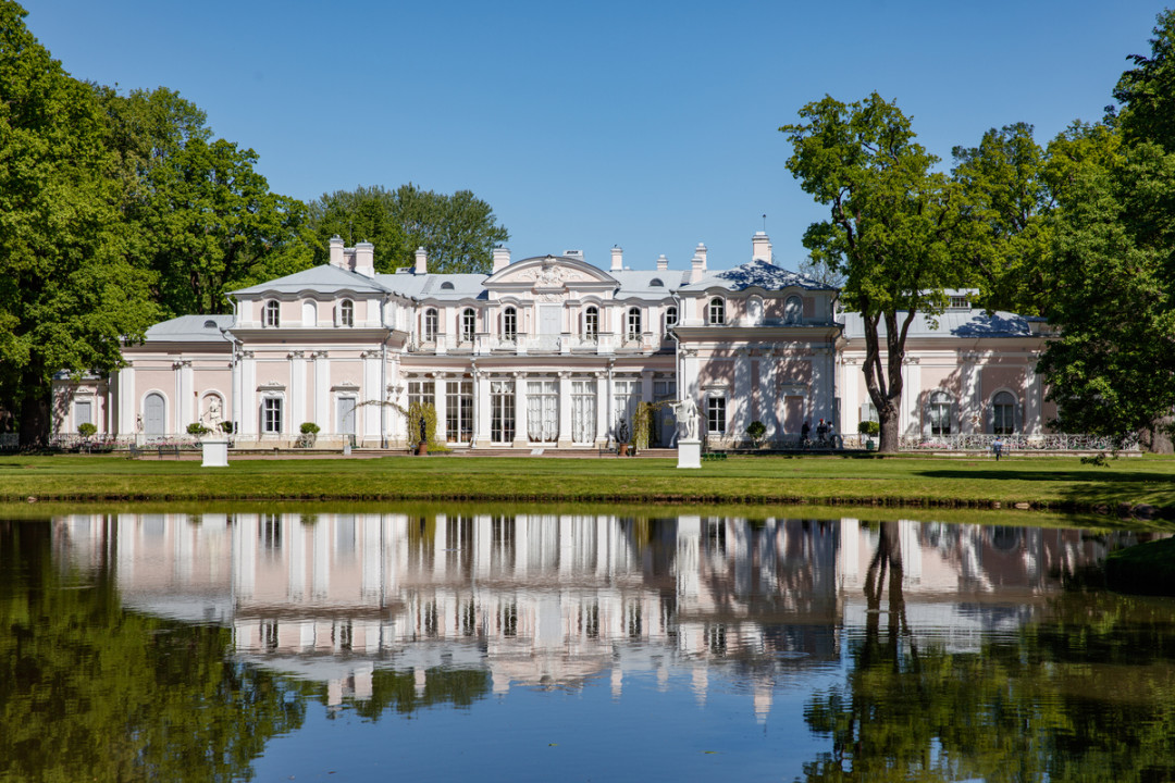 Здание напоминало скорее летний павильон, чем дворец. Но, несмотря на внешнюю сдержанность и некоторую строгость, внутреннее убранство дворца поражает