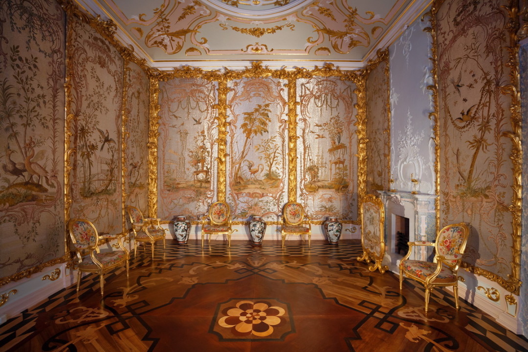 Стеклярусный кабинет украшают двенадцать вышитых панно с изображением экзотических растений и птиц на фоне сказочных пейзажей