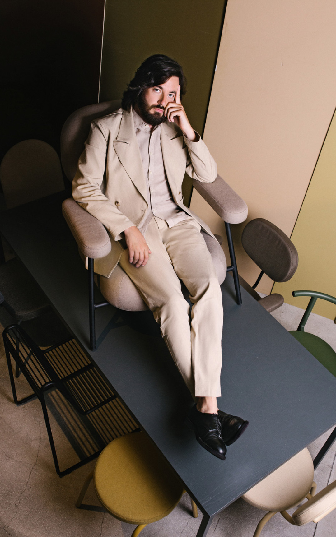 Арсений Бродач. ушел из большого проектного бюро, основал Delo Design, и теперь у него все «Норм» (это стул), «Шик» (это диван) и «Каеф» (это кресло). Пиджак и брюки