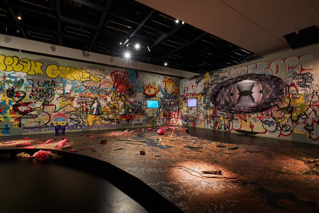 Экспозиция кураторской зоны Германа Преображенского «Материальный ресурс». Арт-группа «Космическая корова» (Гоша Юлаев, Лёша Жуликов, Маша Фоот