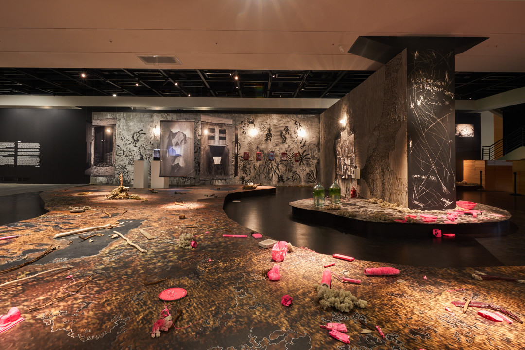 Экспозиция кураторской зоны Германа Преображенского «Материальный ресурс». Лада Ладная, «Силы оставленных», 2019-2020 гг. Митя Главанаков, «Болото