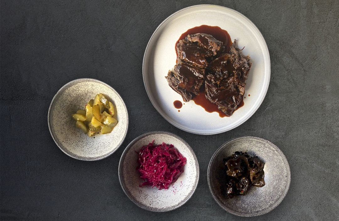 Говяжий хвост с соленой красной капустой, маринованными древесными грибами и маринованными огурцами