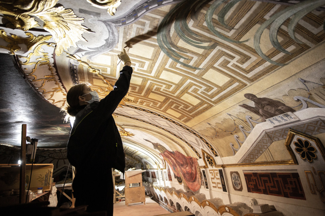 Заканчиваются работы еще в двух: Штукатурном покое и Малом китайском кабинете