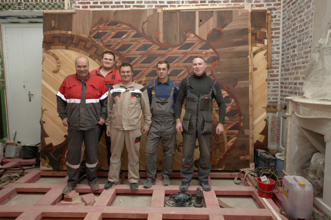 Бригада реставраторов паркета. Слева ее руководитель – Александр Волкодав