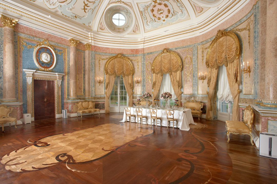 Большой зал (его иногда называют Овальным) расположен в центре главной парадной анфилады. В его отделке использованы искусственный мрамор различных