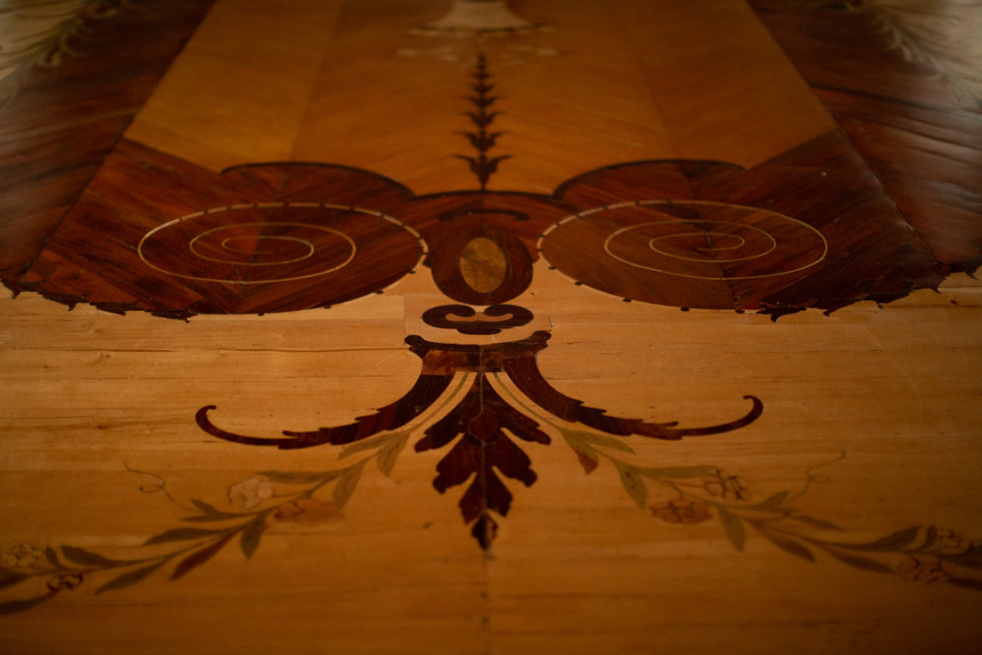 Паркеты выполняли по рисункам А. Ринальди столярных дел мастер Я. Ланги, И. Петерсен, И. Шульц и Витте с русскими помощниками