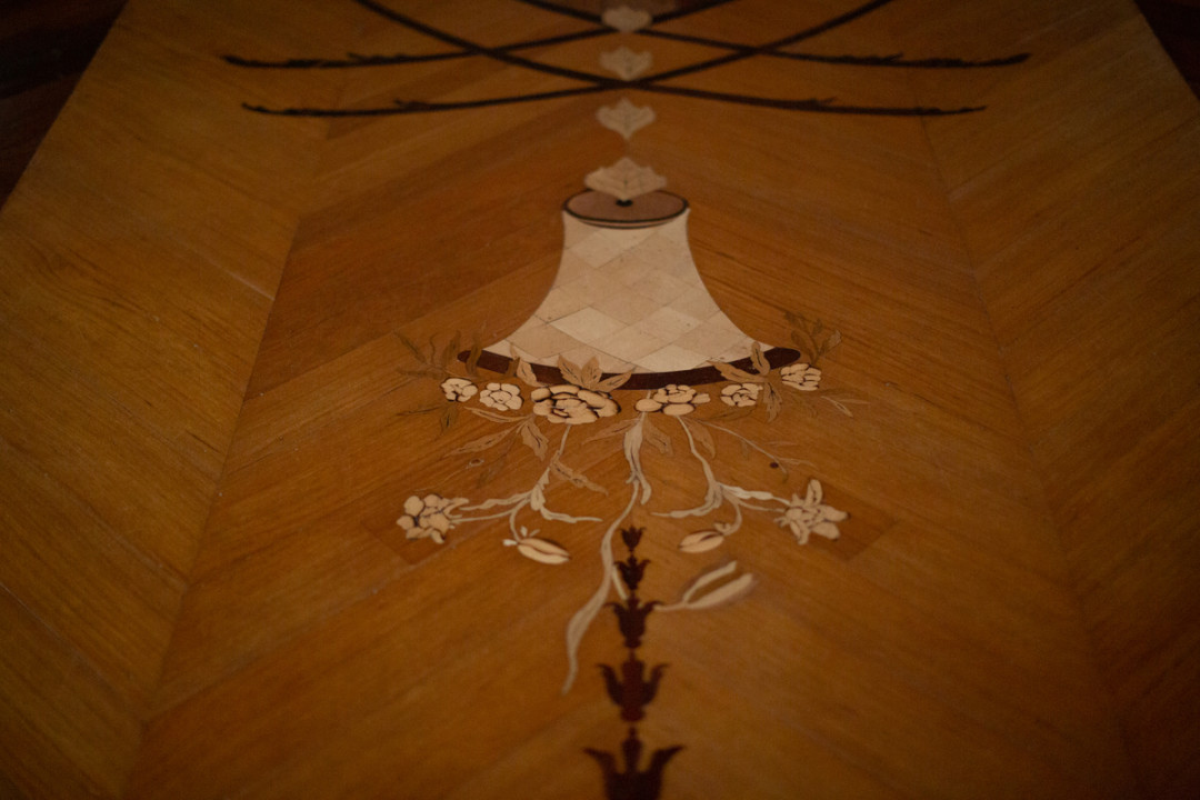 Использованы такие сорта древесины, как: мербау, клен, амарант, индийский палисандр, орех, падук, мовингу, розовое дерево (байя), кото, амаранта и