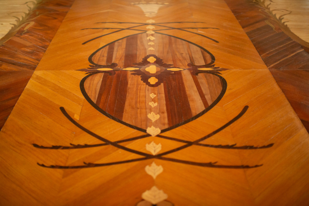 Подкрашивание древесины в паркетах Китайского дворца почти не встречается