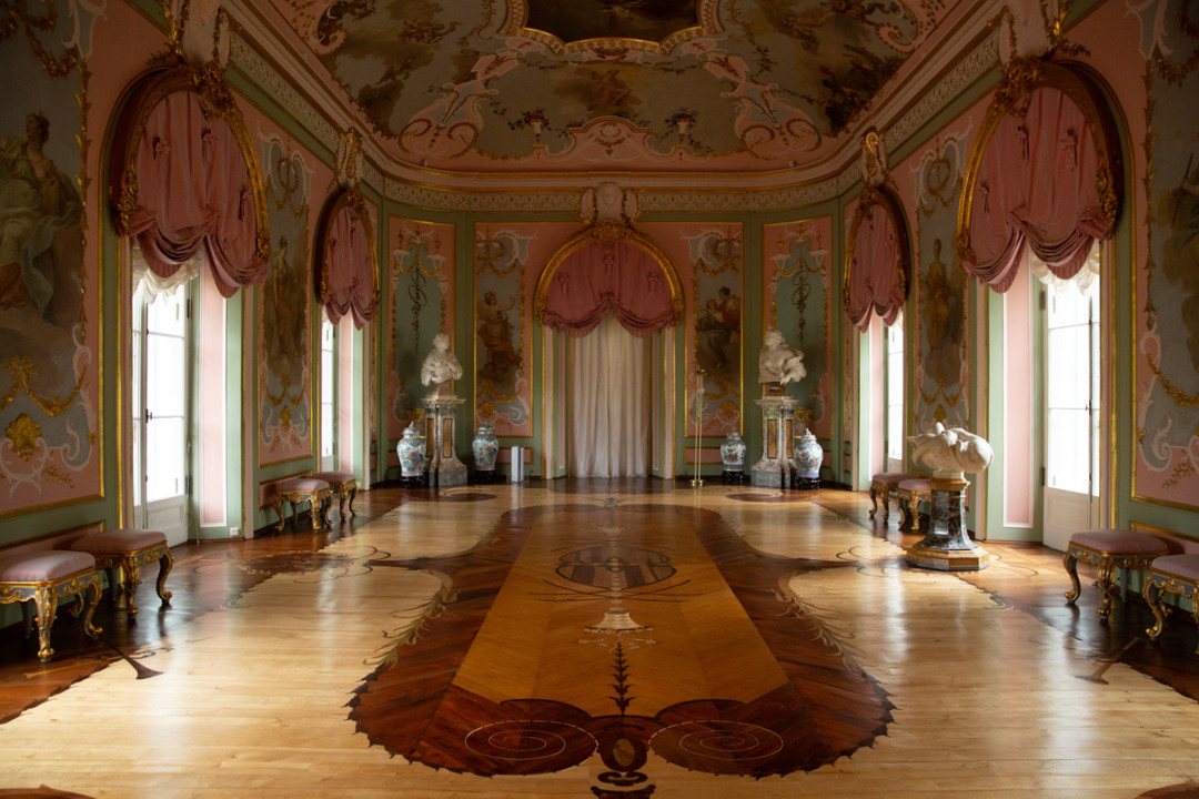 Зал муз. Общая площадь наборных паркетов в Китайском дворце — 722 м²