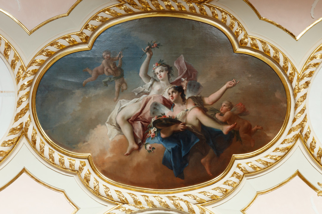 Исключительную ценность Китайского дворца представляет коллекция плафонов, выполненных художниками Венецианской академии художеств. Плафон кисти Якопо