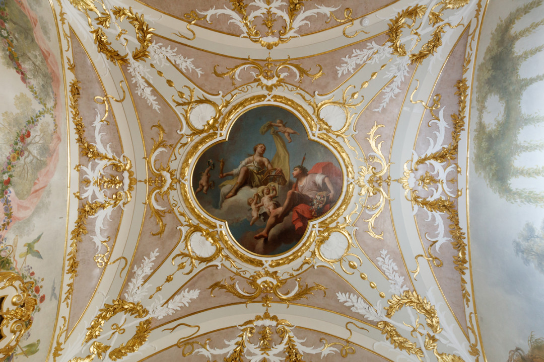 Плафон «Урания, обучающая юношу» кисти Д. Маджотто в Штофной опочивальне