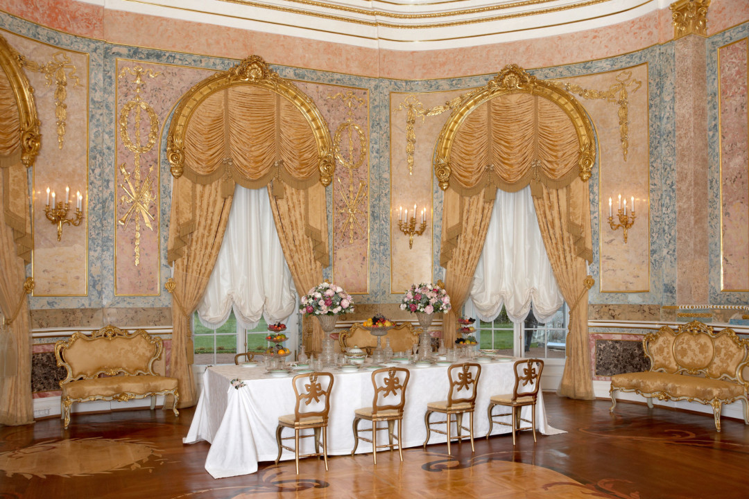 Высота Большого зала составляет 8,5 метров, кругом искусственный мрамор различного цвета и живопись, лепнина и мозаика