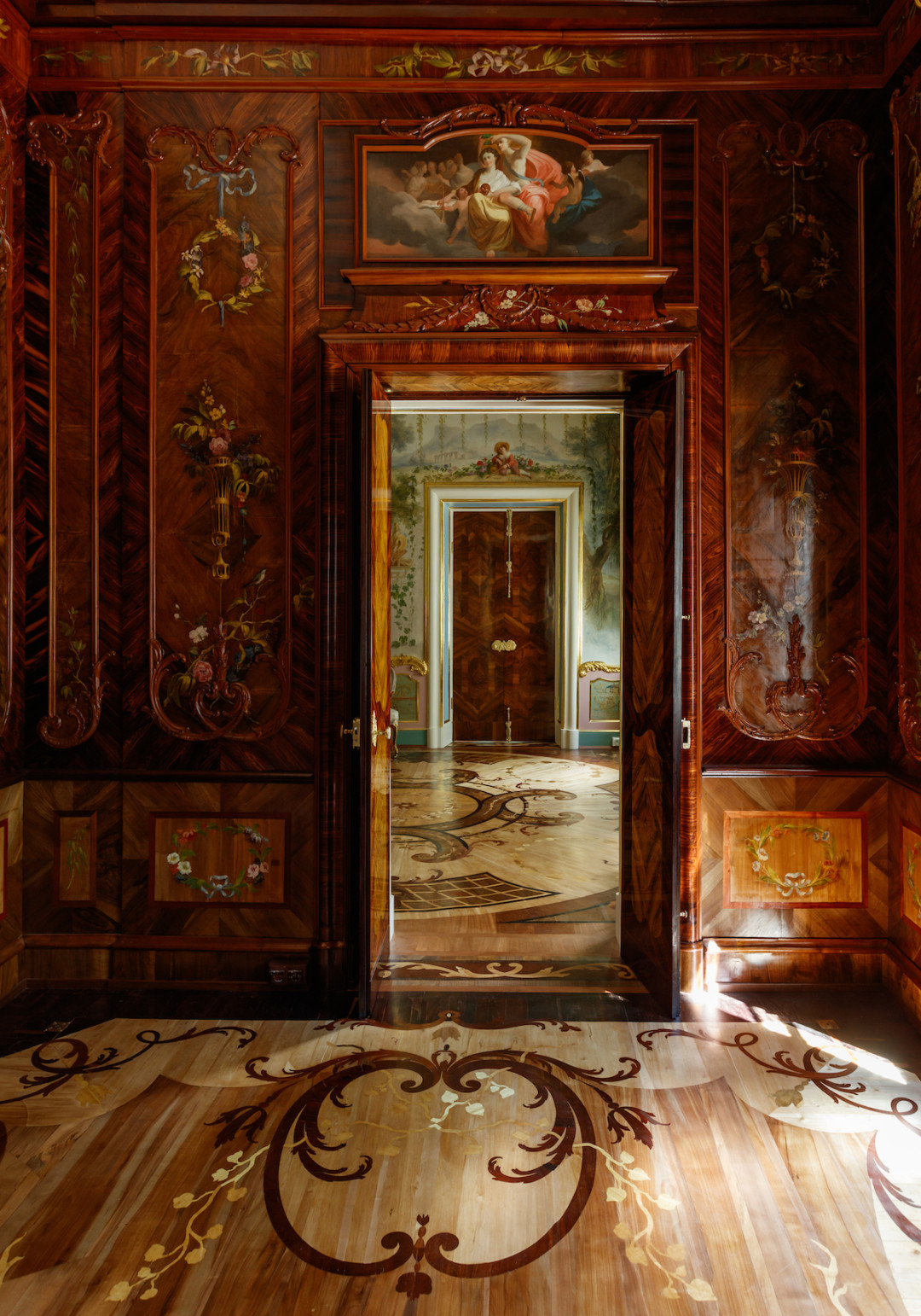 Во дворце нет повторяющихся обрамлений дверных проемов, панелей, створок, каждый интерьер совершенно самостоятелен