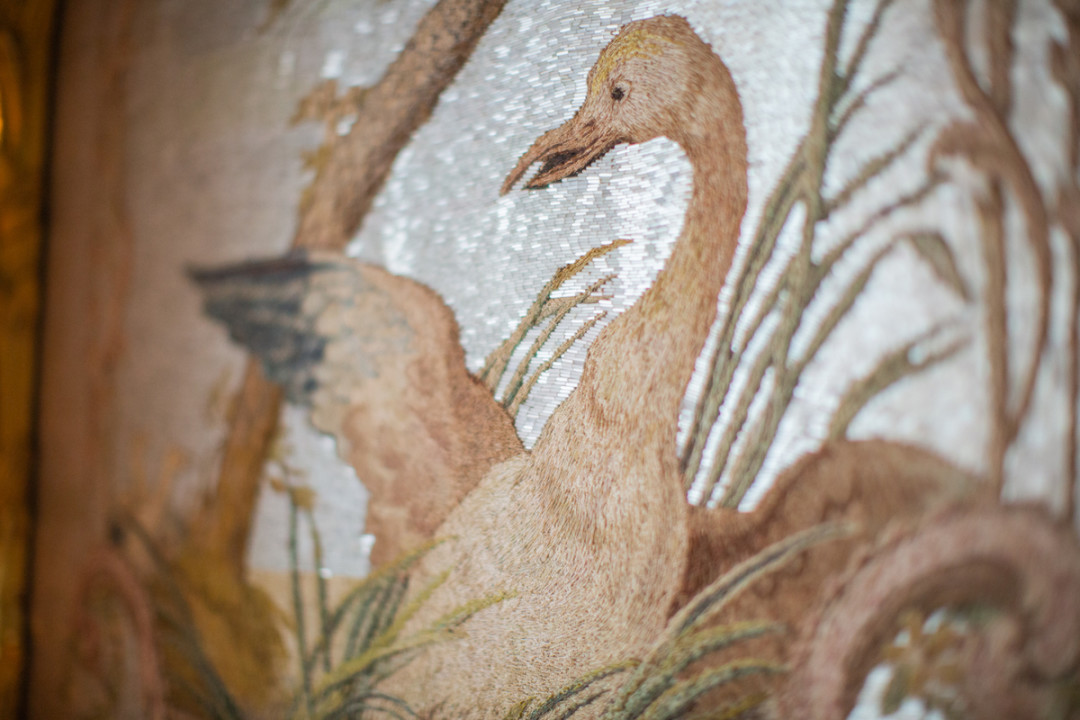 Вышивка выполнена стеклярусом (трубочками молочного стекла) и разноцветным ворсистым шелком – синелью