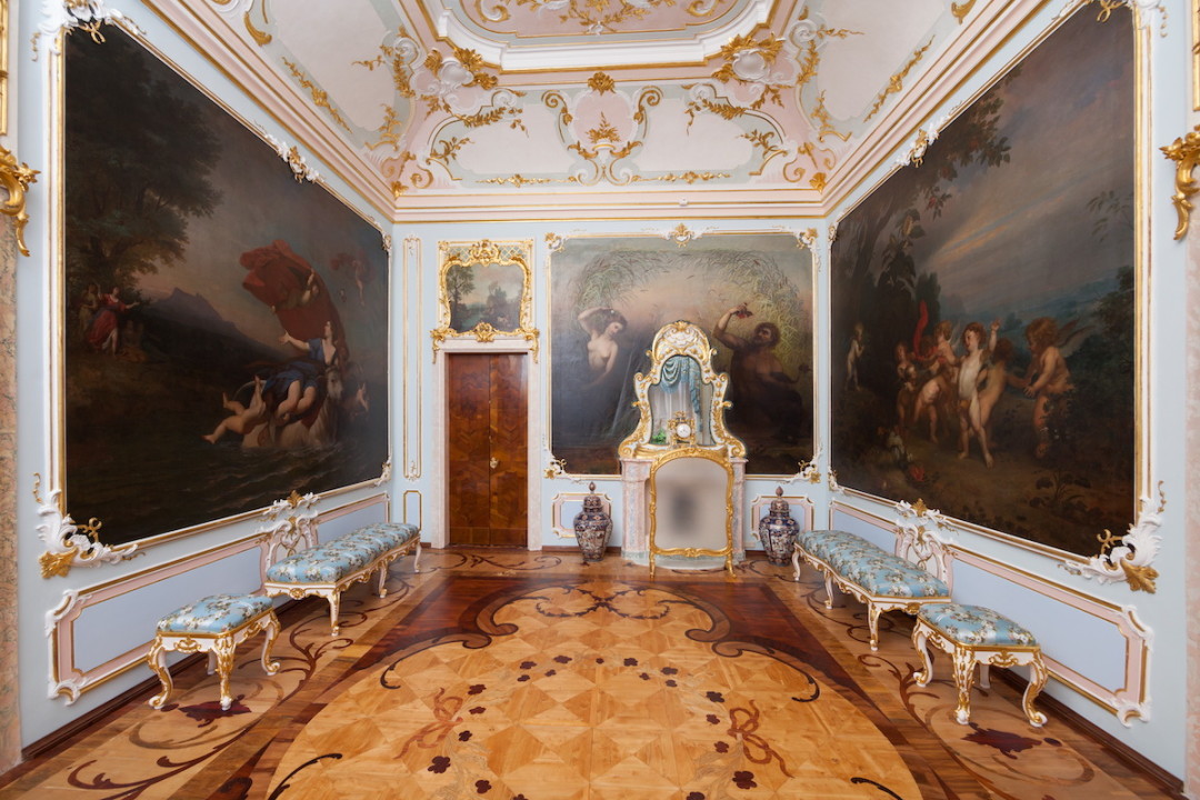 Голубая гостиная получила свое название от цвета шелка, которым первоначально были украшены стены. Позже здесь разместили полотна петербургского