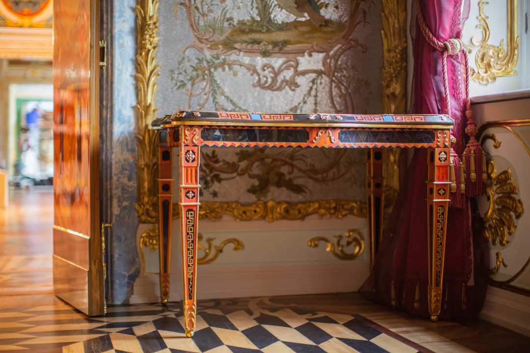 Последним важным событием, поставившим долгожданную точку в реставрационных работах, стало возвращение знаменитых смальтовых столов XVIII века