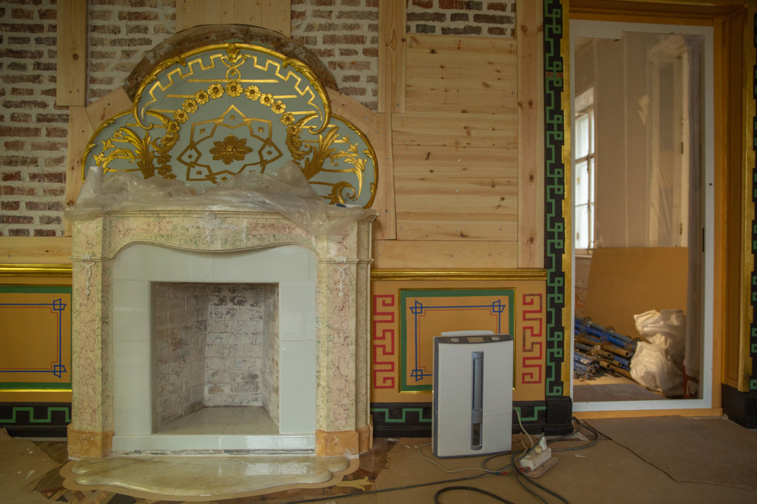 Камин, облицованный искусственным мрамором