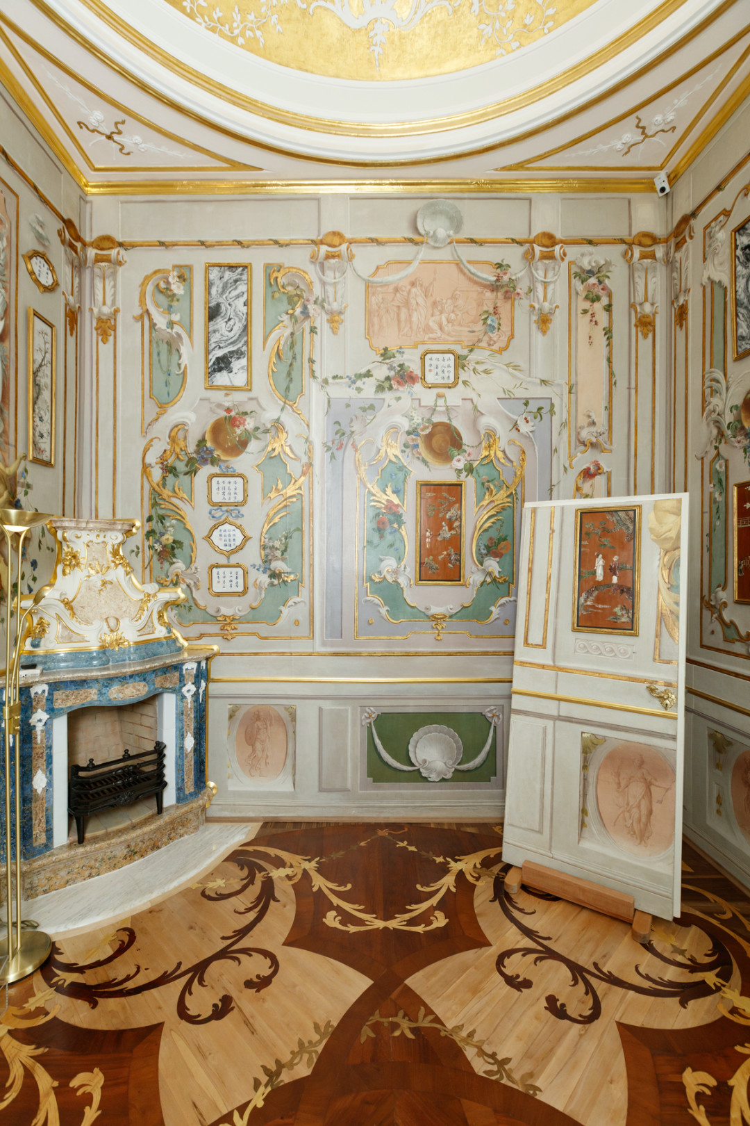 Кабинет Павла Петровича, который за небольшщой размер называли Кабинетиком. Когда-то он был соединен с Будуаром дверью, позже дверной проем был