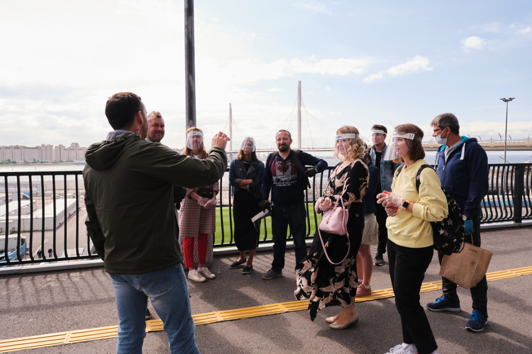 Часть года поле проводит под крышей, а часть – на улице