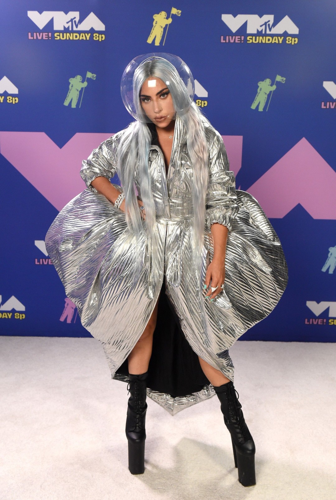 Итоги церемонии MTV Video Music Awards-2020: триумф Lady Gaga и актуальная  номинация 