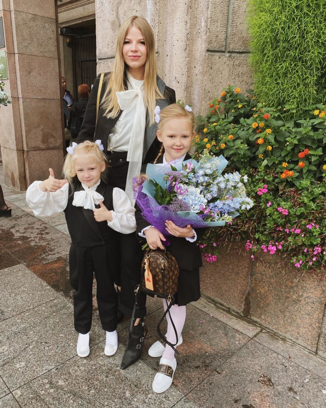 Блогер Виктория Портфолио и дочерьми Златой и Мирославой Быковыми