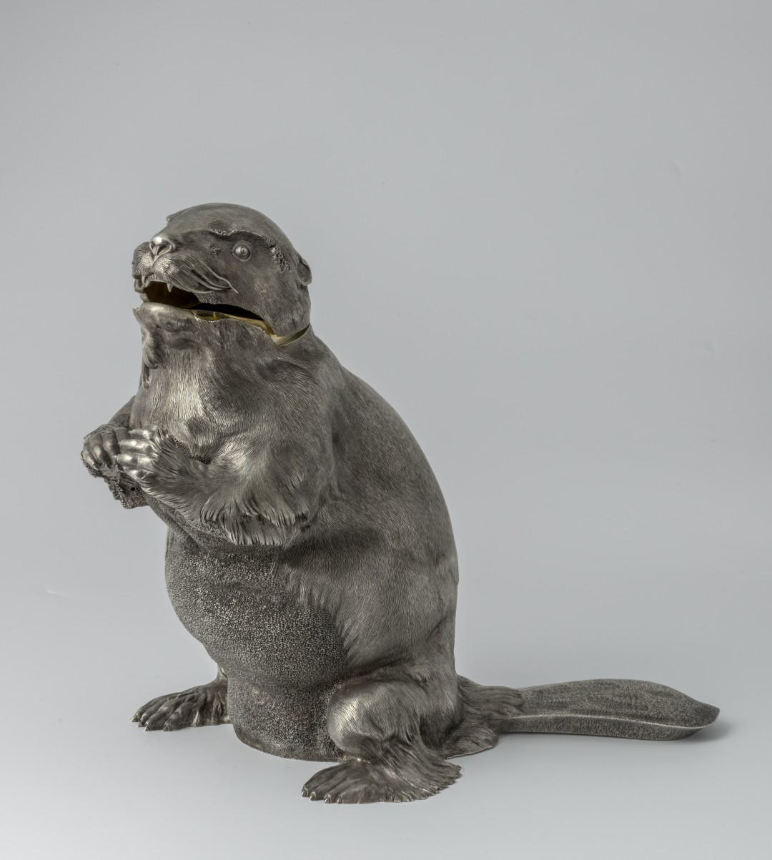 Сосуд в виде бобра. Санкт-Петербург, конец XIX в. Фирма К. Фаберже. Мастерская Ю. Раппопорта.