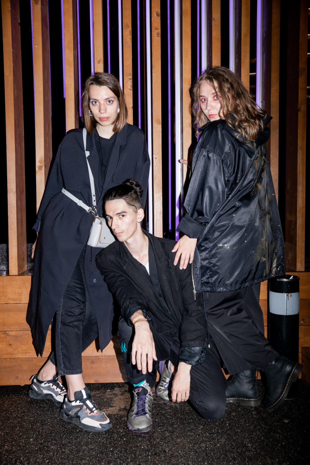 Даша, Женя и их подруга. На Даше: пальто ноунейм, футболка Uniqlo, сумка CODE: UNIK, джинсы Mango, кроссовки Puma