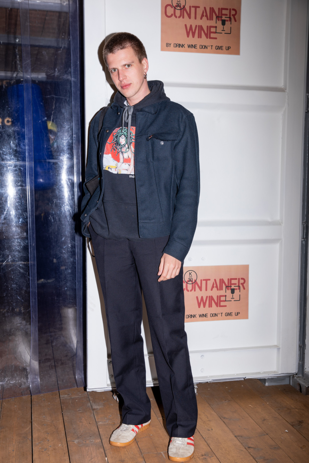 Ростислав. На Ростиславе: кроссовки Adidas, брюки Tom Ford, куртка H&M STUDIO, худи мерч группы, ремень Dior, авоська KDW