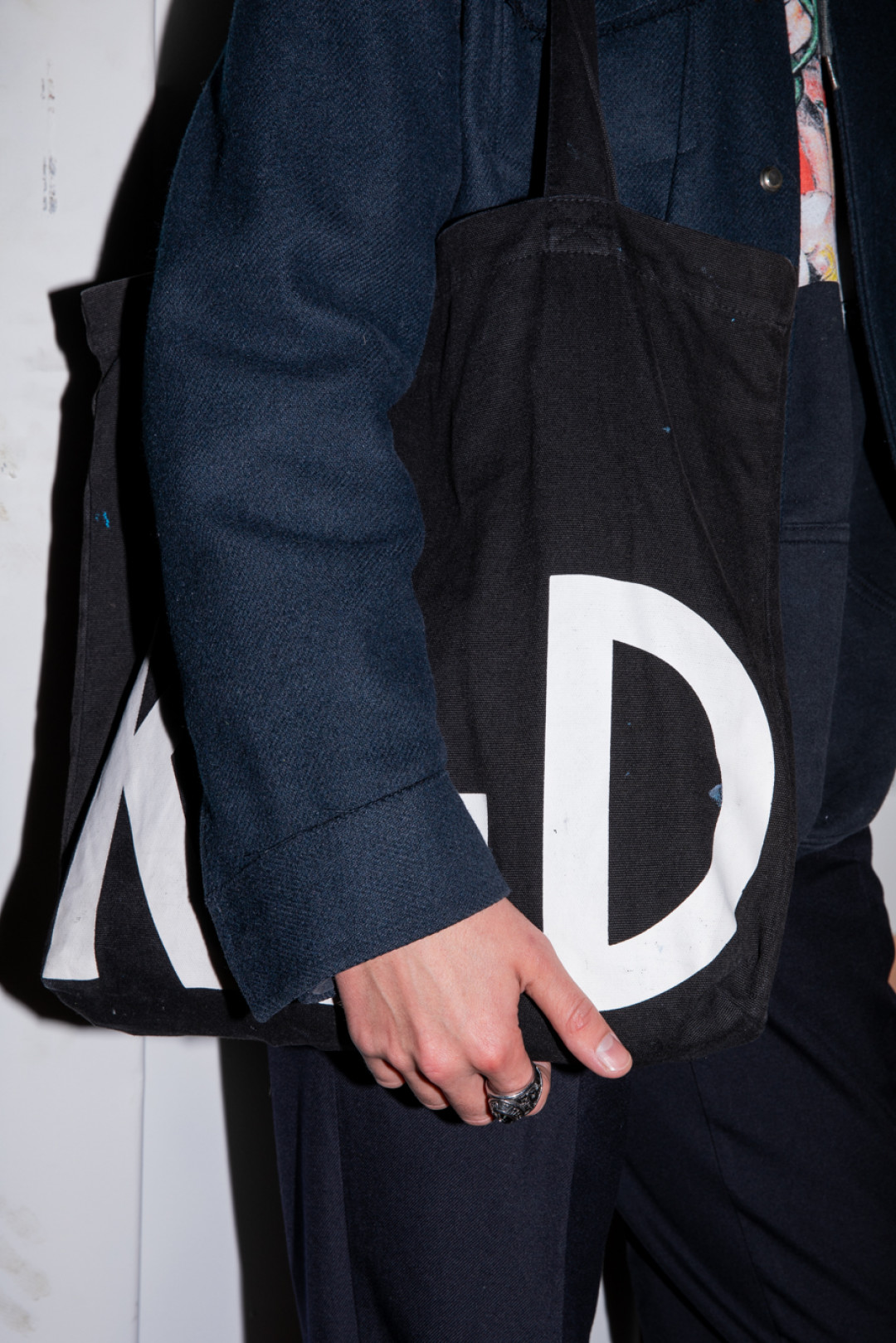 На Ростиславе: куртка H&M STUDIO, авоська KDW