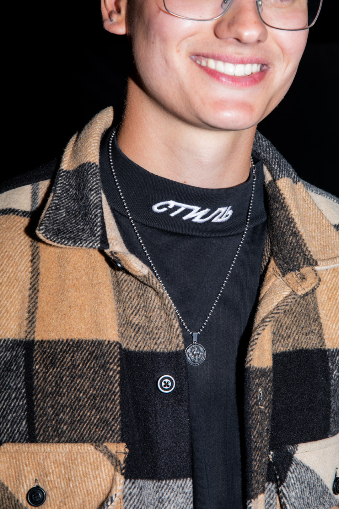 На Илье: кофта Heron Preston, рубашка The Sting, цепочка Atolyestone