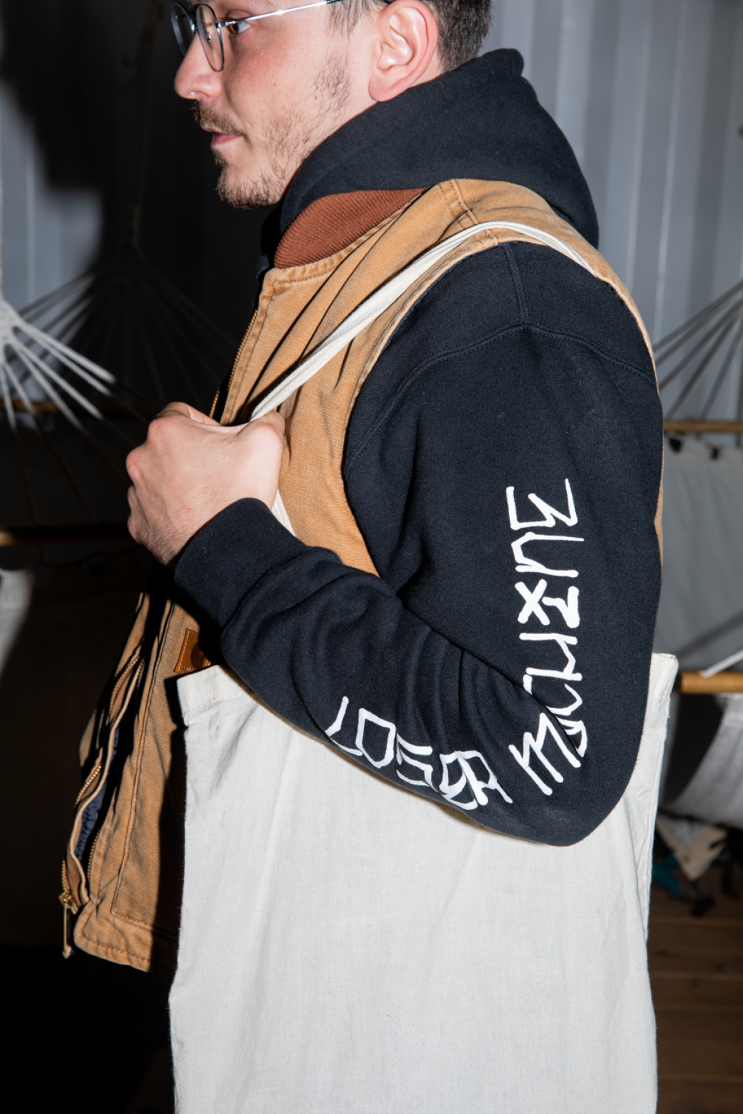 На Артеме: жилетка Carhartt, худи Loser Machine