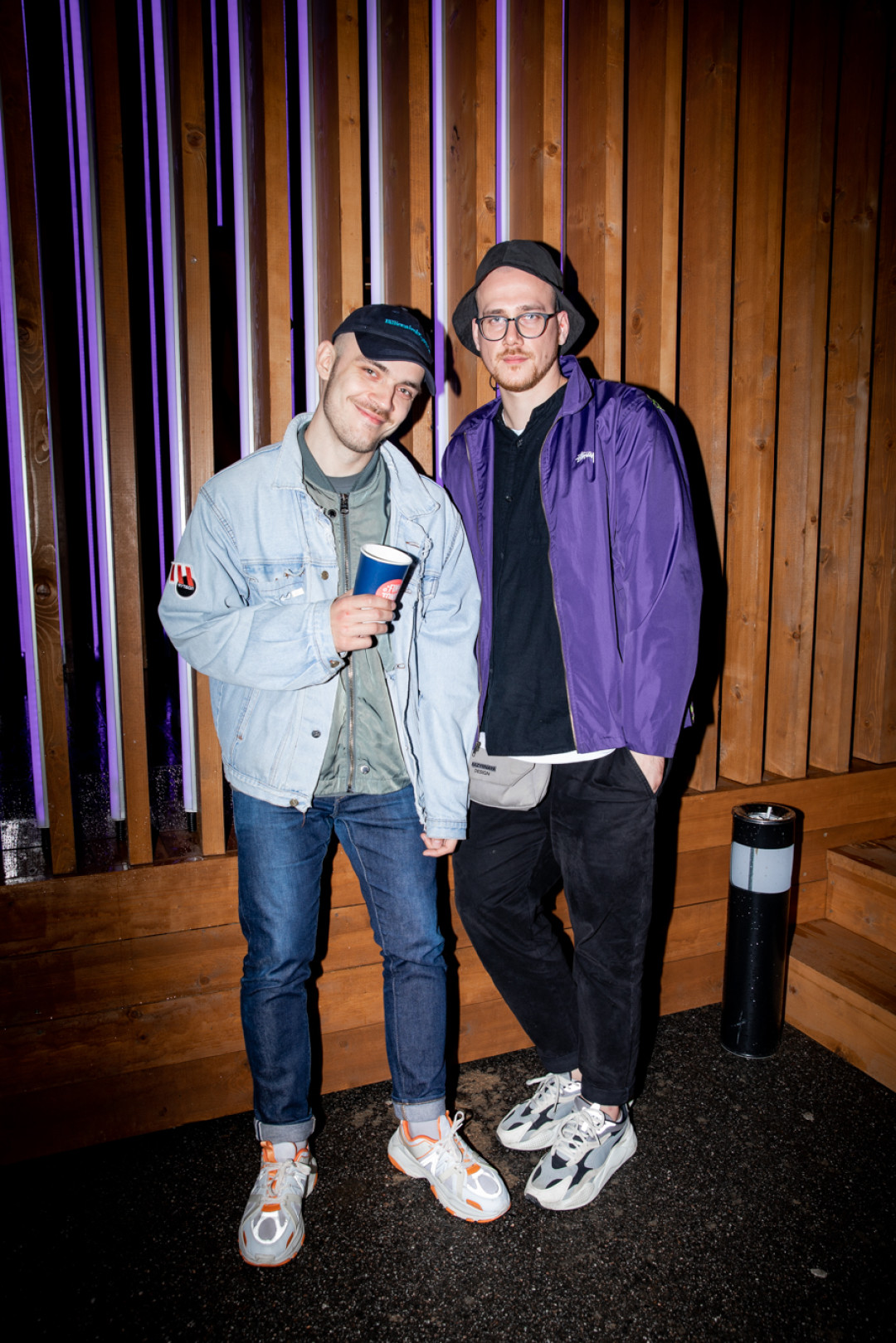 Федя и Ваня. На Феде: джинсовая куртка — чистый кастом, кепка Pioneer Boys. На Ване: панама CR, брюки All Saints, куртка Stussy, сумка Kazyrnaya