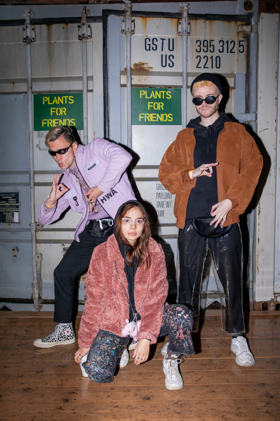 Иван, Алина, Сергей. На Иване: сиреневая куртка HWA, 7 перстней, собранных с барахолок из разных уголков России, свитер ноунейм с голыми женщинами