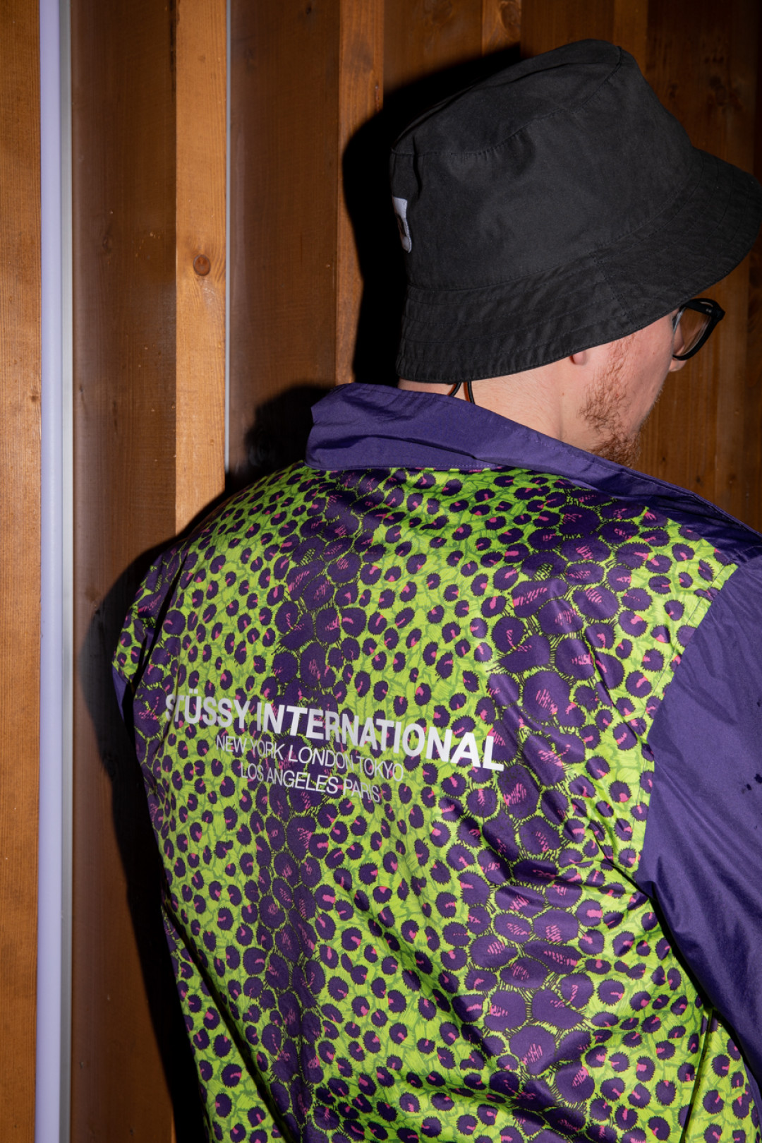 На Ване: панама CR, куртка Stussy