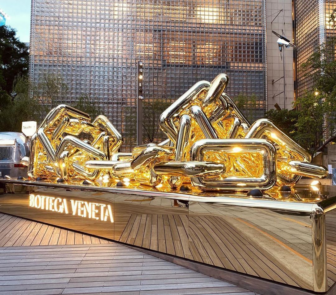 Арт-объект Bottega Veneta в Китае