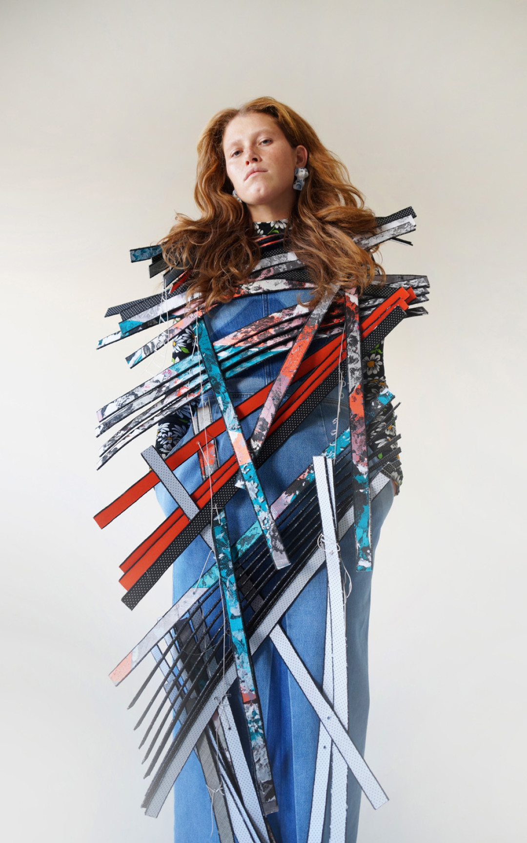 Платье Маison Margiela, блуза Missoni (все — ДЛТ), серьги RomaUvarovDesign + Жалюзи nastyamasha