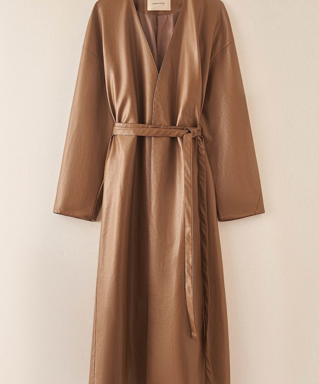 Плащ-кимоно из эко-кожи USHATÁVA, наб. реки Мойки, 59, 10 900 руб.