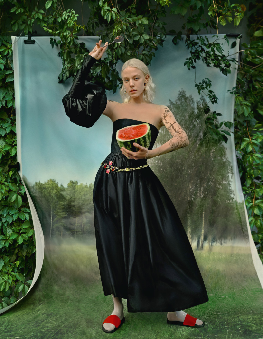 На Алене: Серьги, платье, пояс, колготки — все Chanel, кольца, браслеты Coco Crush (Chanel Jewellery)