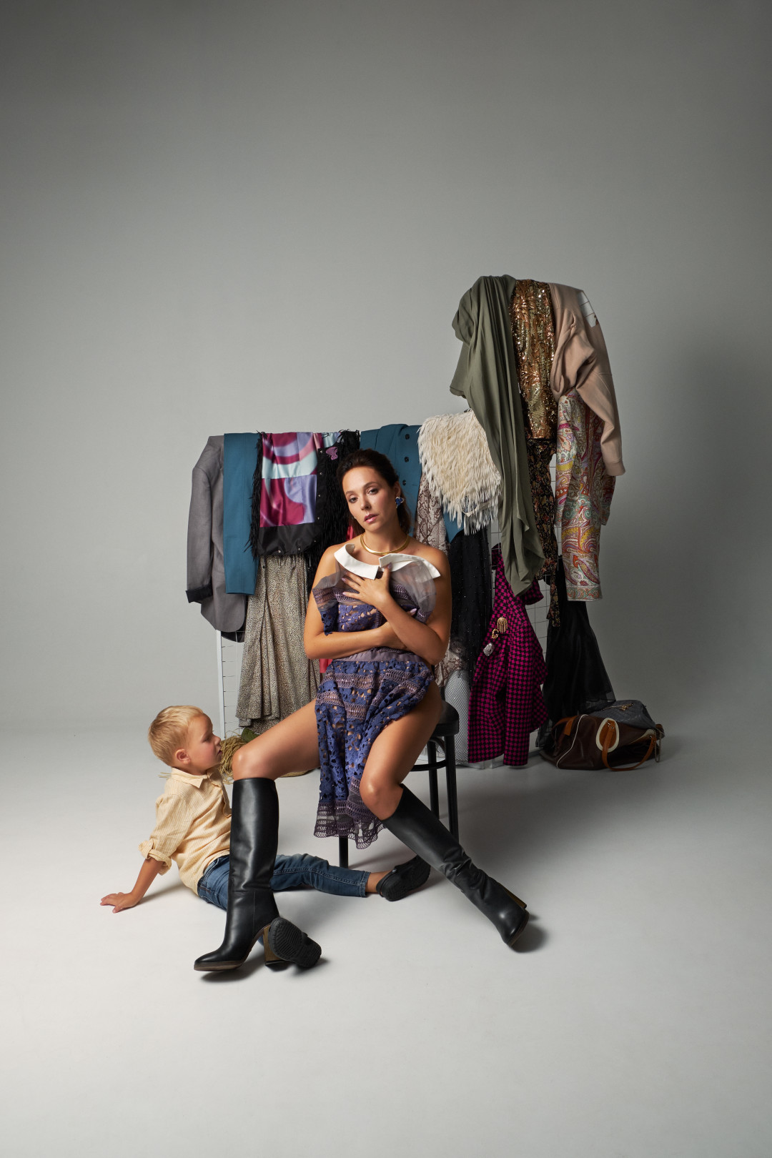 Платье Self Portrait, сапоги Gucci, колье и серьги Kosmovintage (все – «Истории»)