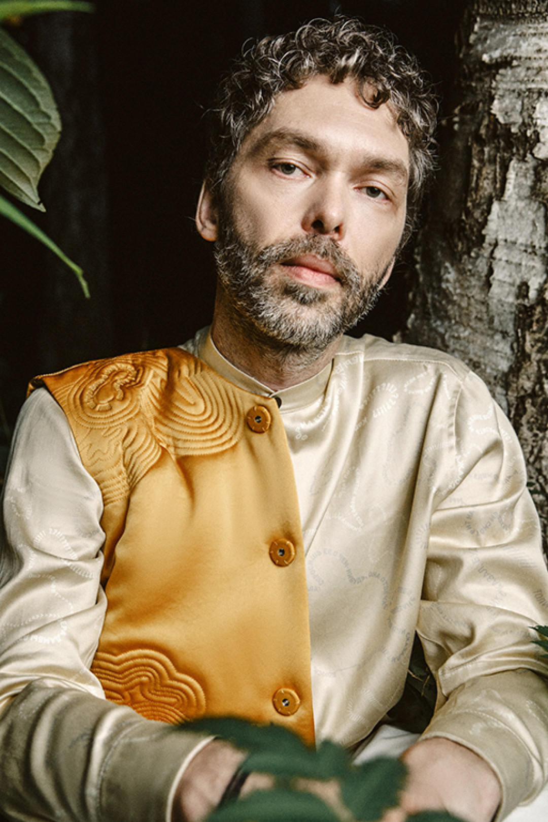 На Алексее: жилет и сорочка Ola Ola