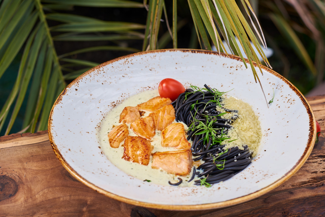 Черные спагетти с обожженным лососем