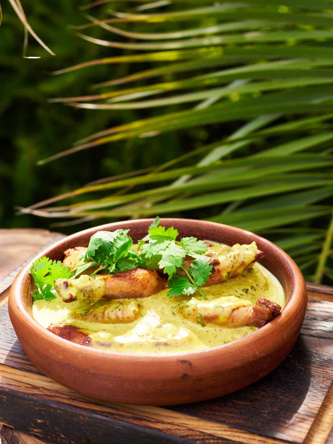 Жареный домашний цыпленок под чесночно-сливочным соусом