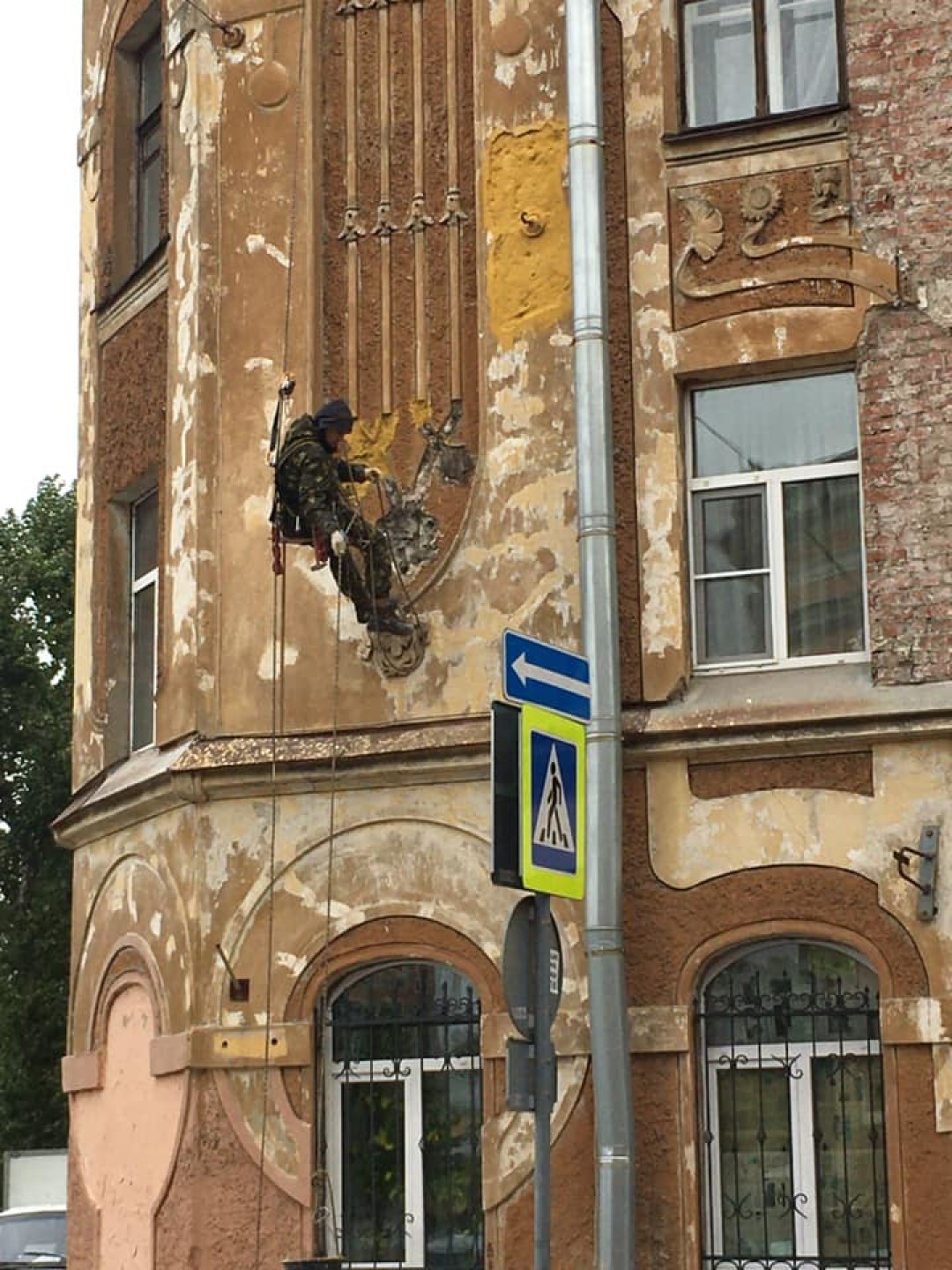 С фасада доходного дома Шредера в Коломне сбивают лепнину. Большие куски  декора оторвали ранее штормовые ветра | Sobaka.ru