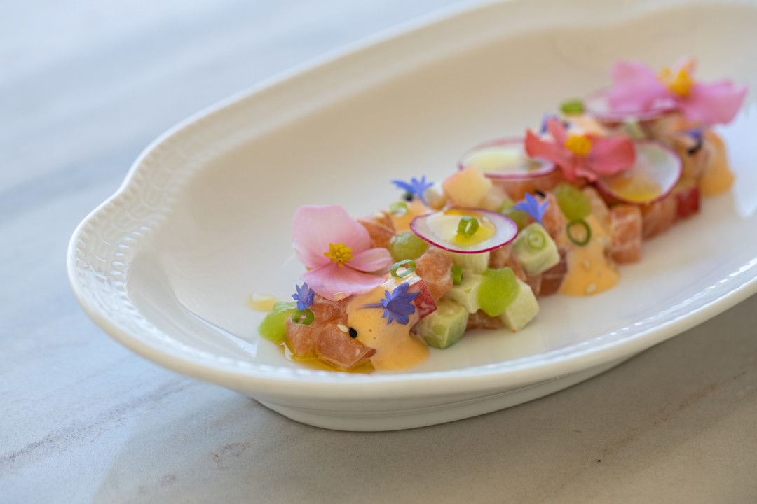 Тартар с лососем, персиком и авокадо